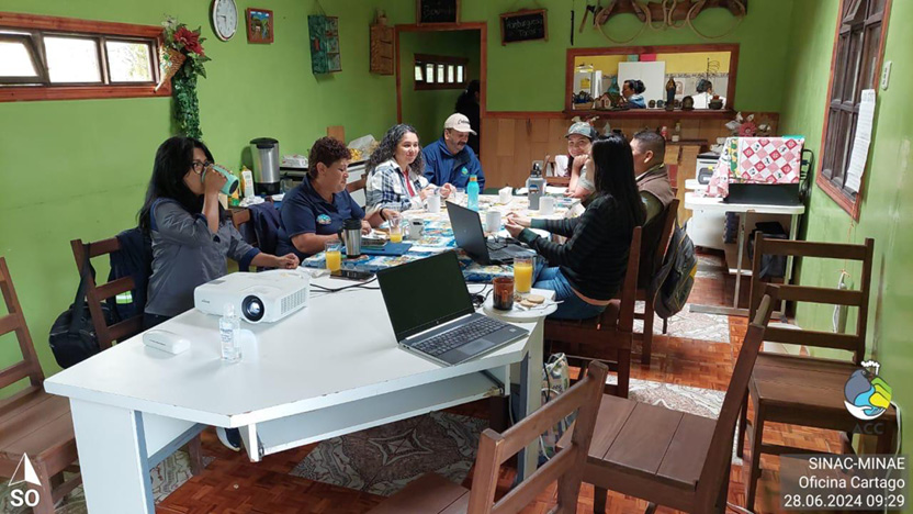 Personas sentadas en una mesa

El contenido generado por IA puede ser incorrecto.