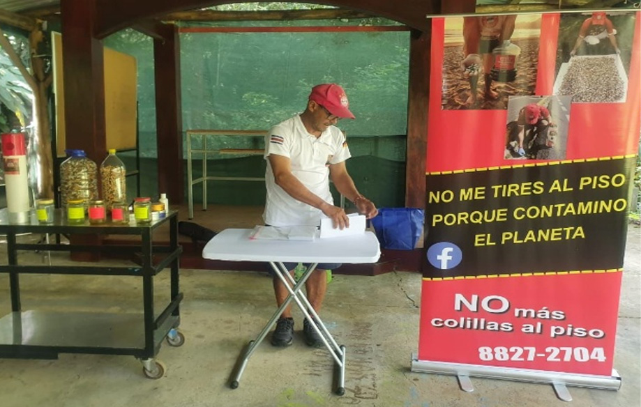 Imagen que contiene hombre, edificio, tabla, sostener

El contenido generado por IA puede ser incorrecto.
