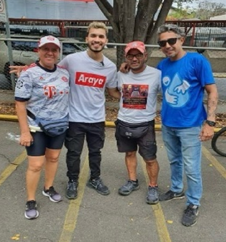 Un grupo de personas de pie en la calle

El contenido generado por IA puede ser incorrecto.