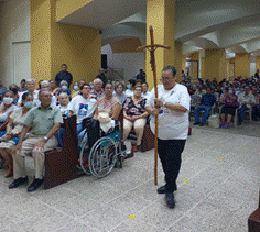 Un grupo de personas en un salón

Descripción generada automáticamente